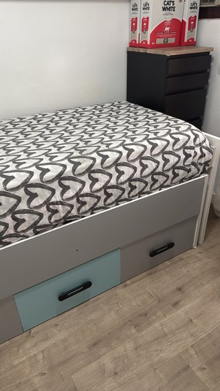 Cama juvenil con estantería azul