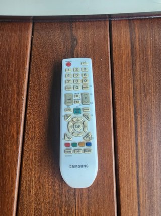 Televisión Samsung pequeña con euroconector.
