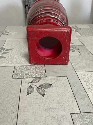 Pie de lámpara rojo y multicolor