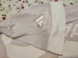 Camiseta Adidas rosa y blanca