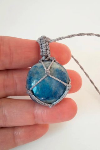 Collana con lapislazzuli e corda grigia