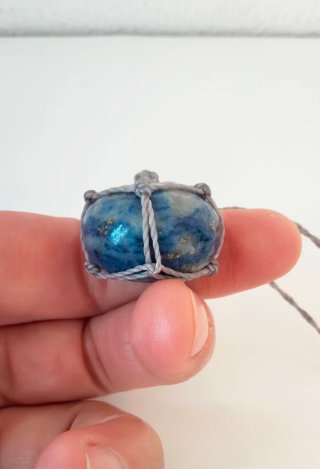 Collana con lapislazzuli e corda grigia