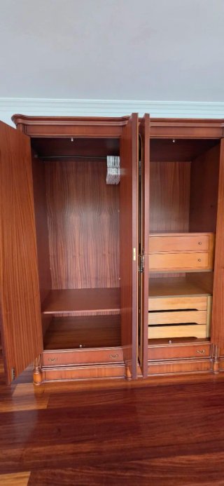Armario de madera maciza