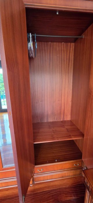 Armario de madera maciza