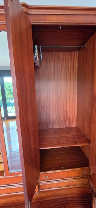 Armario de madera maciza