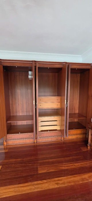Armario de madera maciza