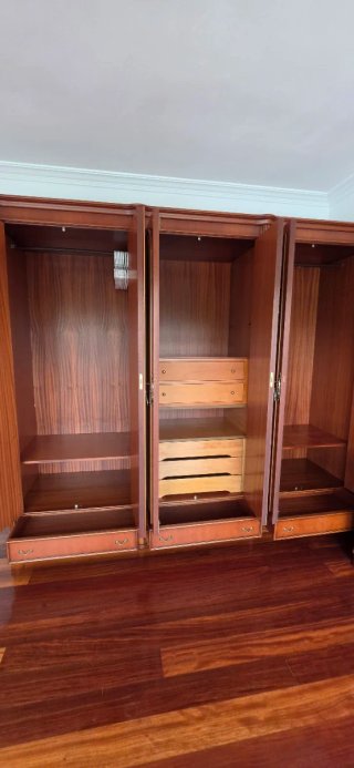 Armario de madera maciza