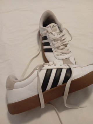 Zapatillas Adidas Blancas y Beige