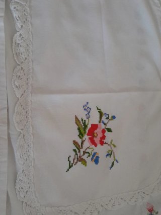 Mantel blanco bordado a mano con puntilla
