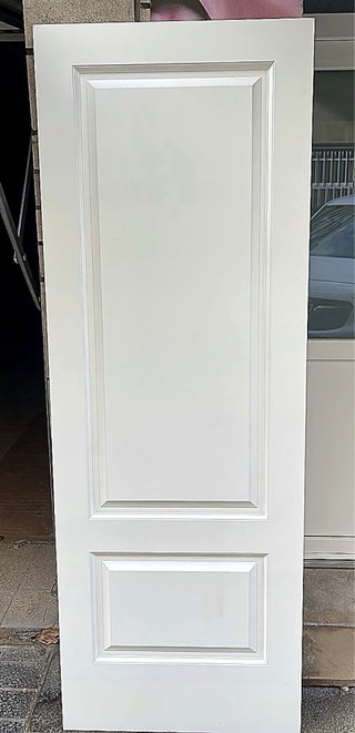 Puertas lacadas nuevas de excedentes de almacén.