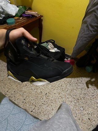 Zapatillas deportivas negras y doradas