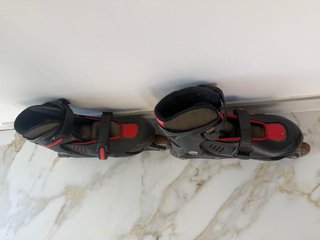 Patines en línea negros y rojos
