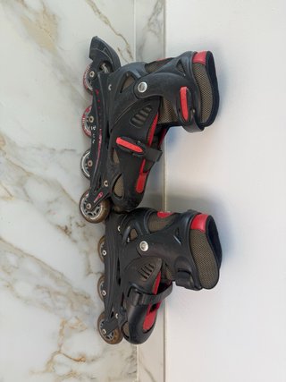 Patines en línea negros y rojos