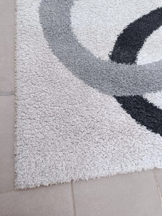Alfombra mullida diseño moderno gris y blanco