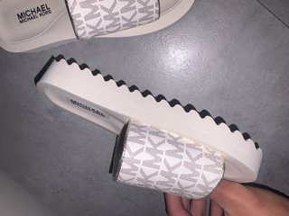 Chanclas Michael Kors Niña Beige y Blanco