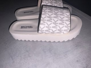 Chanclas Michael Kors Niña Beige y Blanco