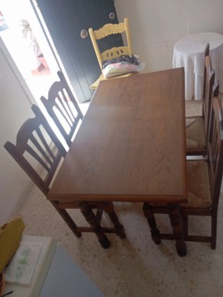Mesa de comedor y 4 sillas de madera