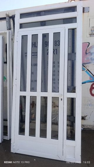 Puerta de aluminio blanca con cristal