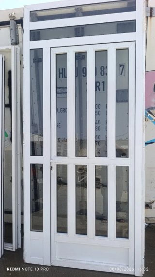 Puerta de aluminio blanca con cristal