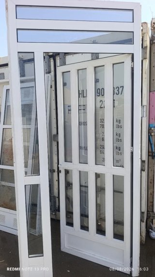 Puerta de aluminio blanca con cristal