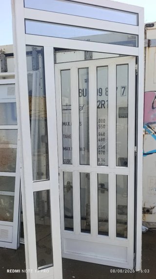 Puerta de aluminio blanca con cristal