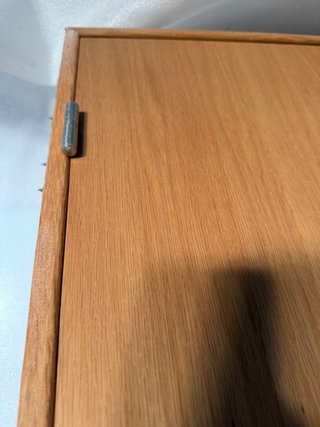 Puerta de madera con manilla y marco