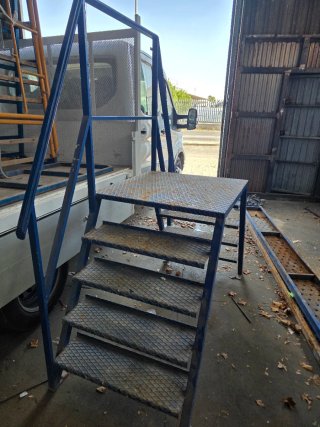 Escalera de hierro doble con barandilla