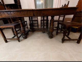 Mesa Antigua y 6 Sillas Repujadas