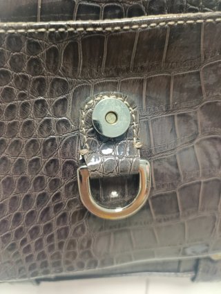 Bolso Guess charol estampado cocodrilo