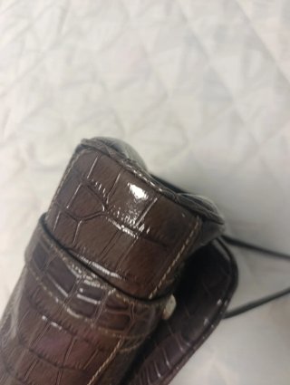 Bolso Guess charol estampado cocodrilo