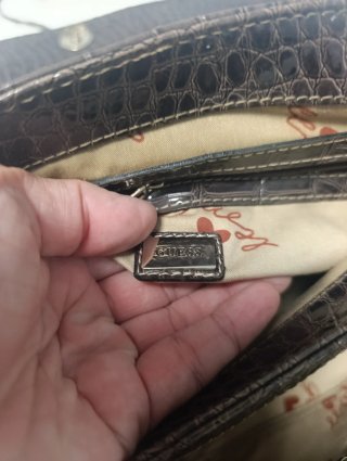 Bolso Guess charol estampado cocodrilo