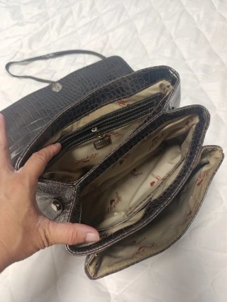 Bolso Guess charol estampado cocodrilo