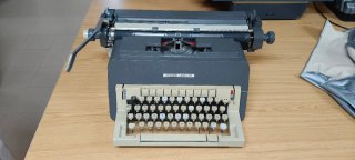 Máquina de escribir Olivetti Línea 98