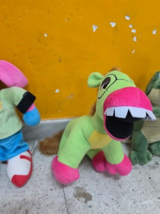 Lote Cantajuegos: 2 mochilas y 3 peluches