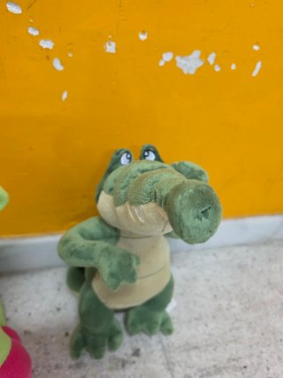 Lote Cantajuegos: 2 mochilas y 3 peluches