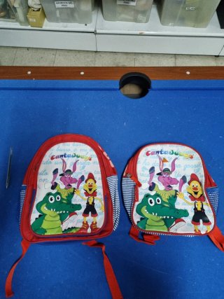 Lote Cantajuegos: 2 mochilas y 3 peluches