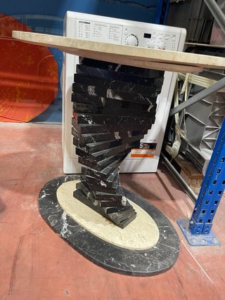 Mesa de mármol macizo ovalada