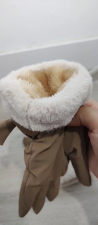 Guantes de invierno beige con lazo decorativo