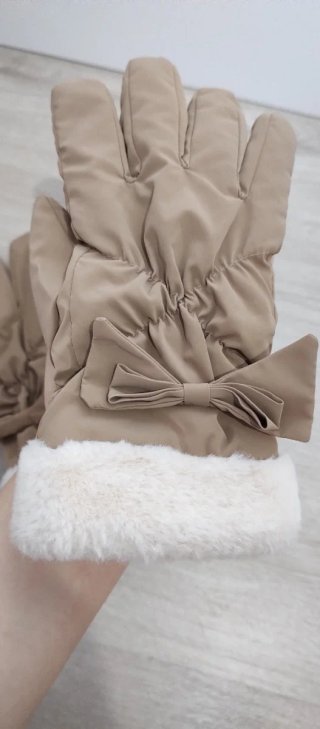 Guantes de invierno beige con lazo decorativo