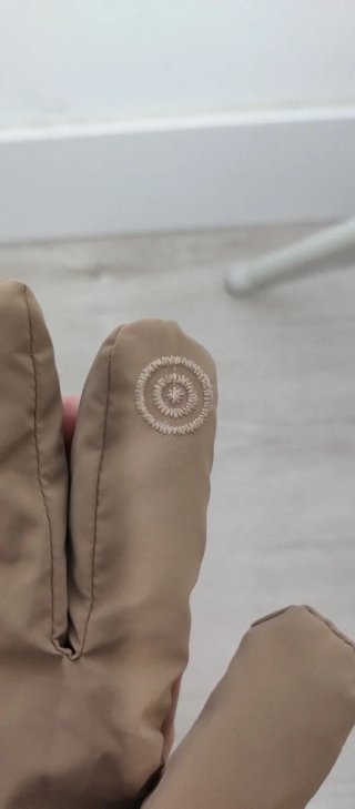 Guantes de invierno beige con lazo decorativo