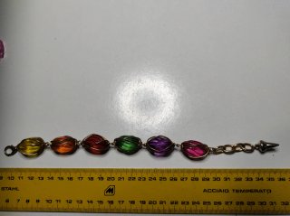 Pulsera multicolor con detalles dorados