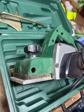 Cepilladora Makita NK-82A con maletín