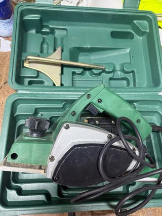 Cepilladora Makita NK-82A con maletín