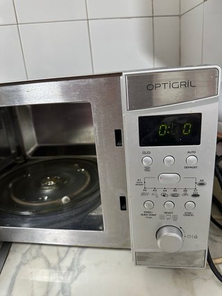 Microondas funciona perfectamente,y necesita limpi