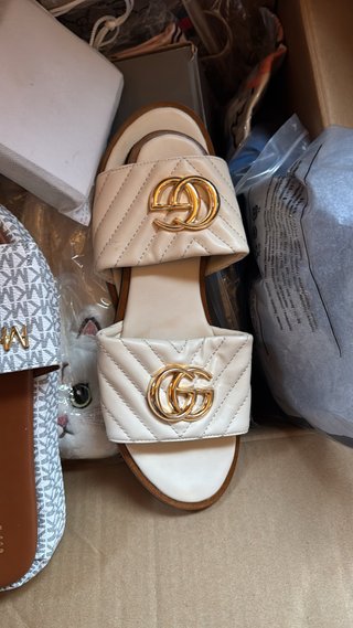 Chanclas  Beige y Doradas planas