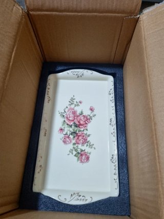Juego de té de porcelana con rosas