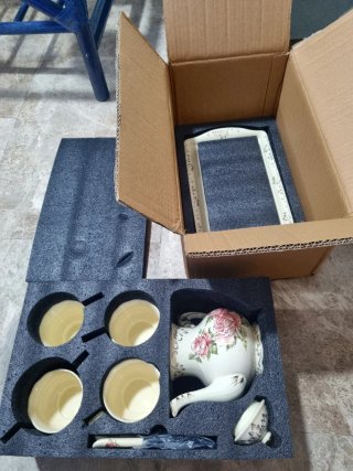 Juego de té de porcelana con rosas