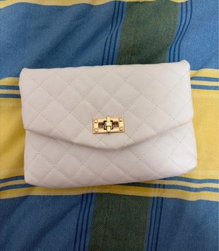Bolso blanco con cierre dorado