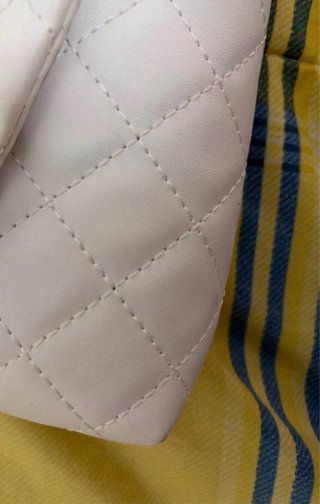 Bolso blanco con cierre dorado