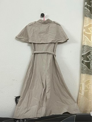 Vestido largo beige elegante con capa